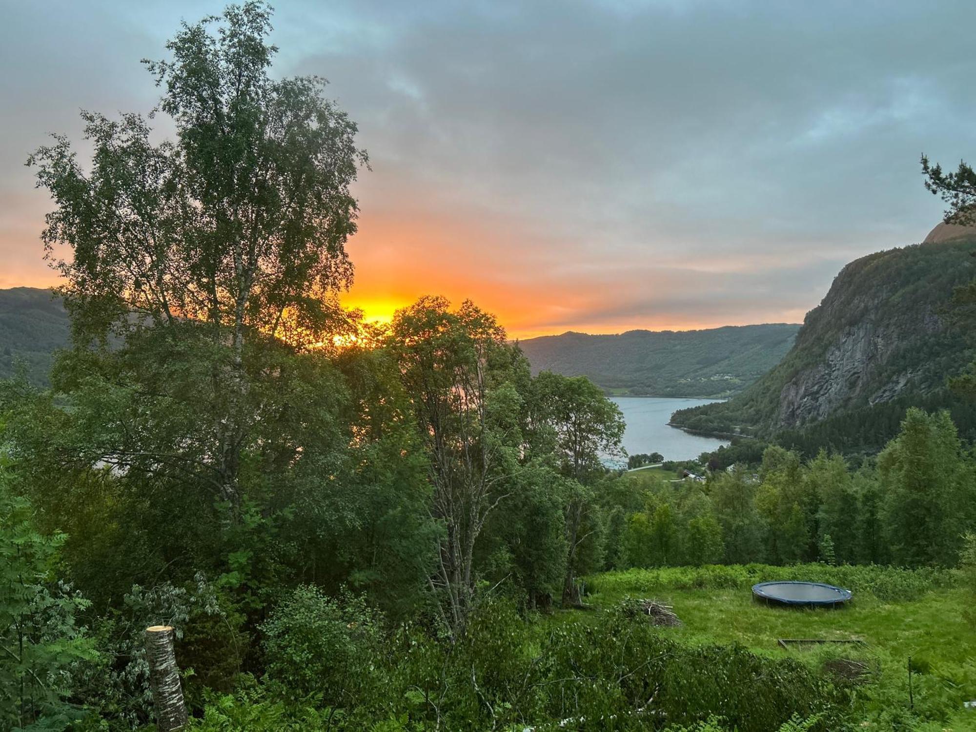 Stille Og Fredelig Ved Fjord Og Fjell Valsoybotn Екстер'єр фото