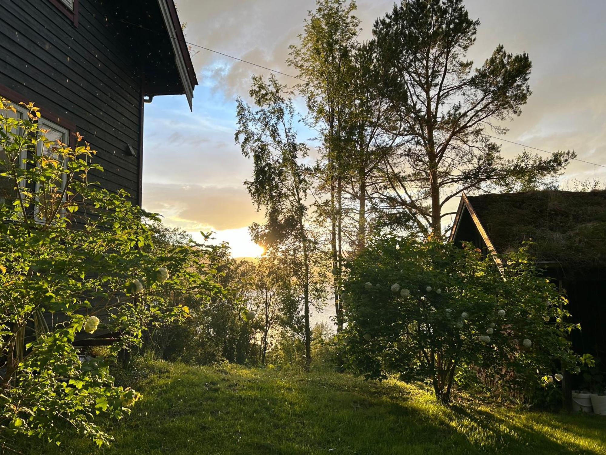 Stille Og Fredelig Ved Fjord Og Fjell Valsoybotn Екстер'єр фото